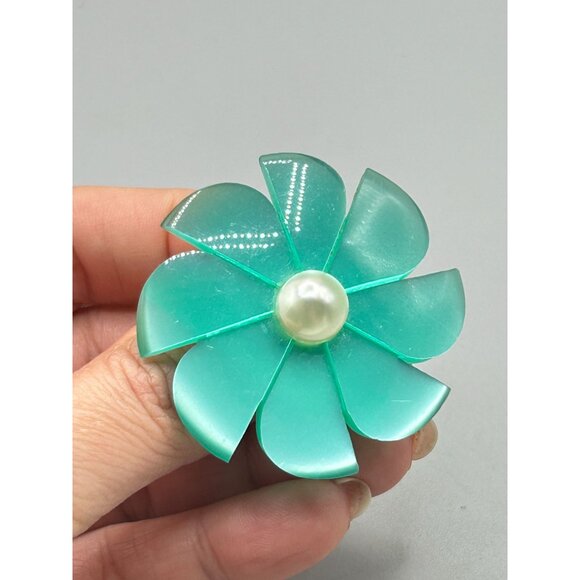Vintage Green Moonglow Lucite Flower Pin Brooch Green Daisy with Faux Pearl - Picture 6 of 8